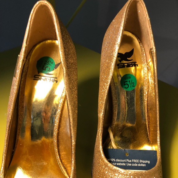 Gold pumps size 5.5 NWT - Picture 2 of 3